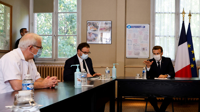 Μακρόν: Η Γαλλία θα ζει με τον ιό τουλάχιστον έως τα μέσα του 2021