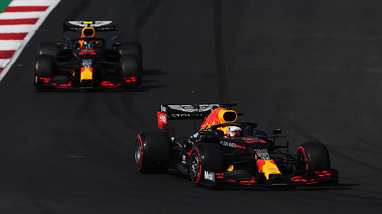 Από τις θέσεις 3 και 6 θα εκκινήσουν οι πιλότοι της Red Bull (Verstappen και Albon αντίστοιχα)