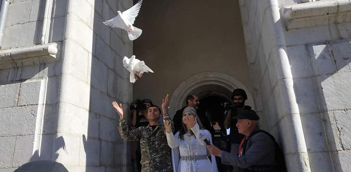 Ελπίδα ειρήνης και ζωής μέσα από τα συντρίμμια