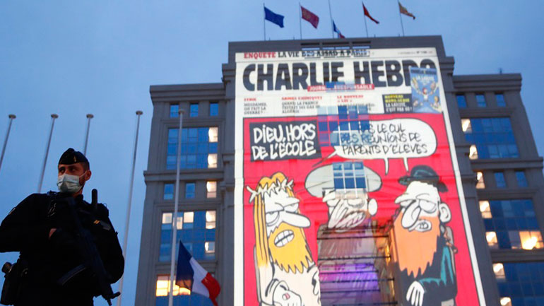 Σκίτσα του Charlie Hebdo θα φωτίζουν κυβερνητικά κτήρια στη Γαλλία