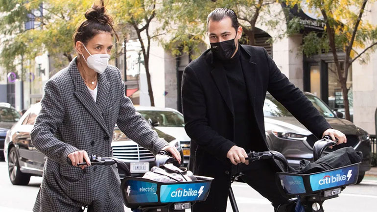 Φορέστε το checked blazer όπως η Katie Holmes