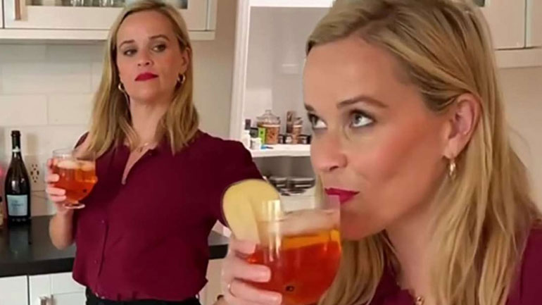 Η Reese Whitherspoon μπαίνει στην κουζίνα και φτιάχνει το απόλυτο φθινοπωρινό cocktail