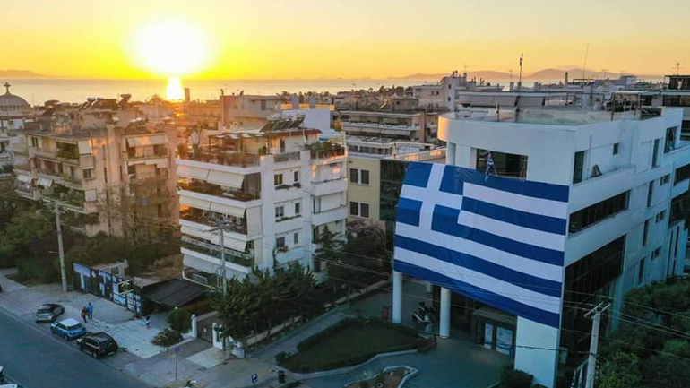 Το Δημαρχείο Γλυφάδας “ντύθηκε” με την ελληνική σημαία