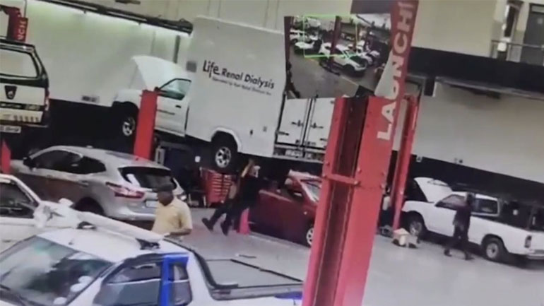 Aυτοκίνητο vs μηχανικός ​​​​​​​