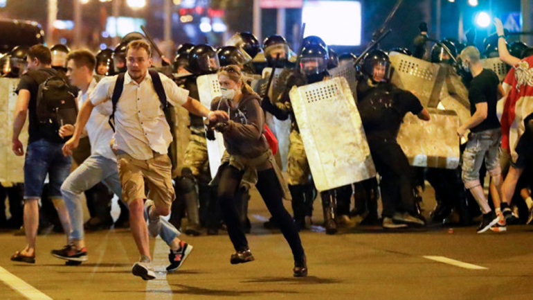 Αναφορές για πυροβολισμούς των αστυνομικών κατά των διαδηλωτών στη Λευκορωσία