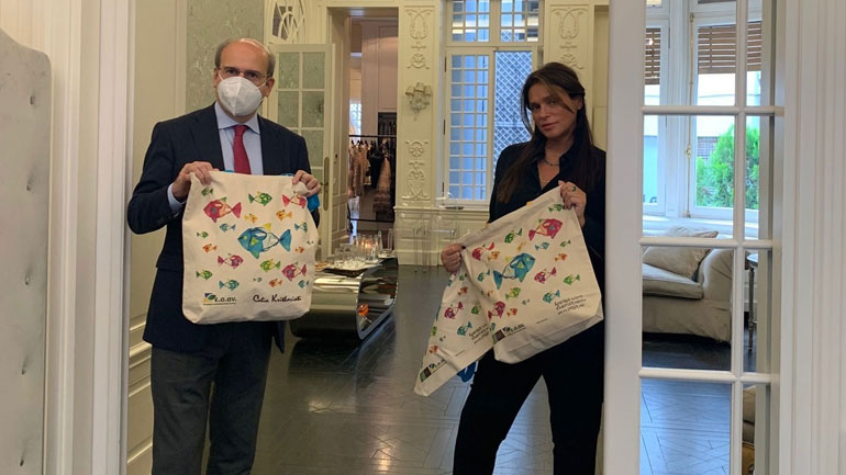 Tσάντα δια χειρός Celia Kritharioti σε 3.5 εκατ. σπίτια για τη μείωση της πλαστικής σακούλας