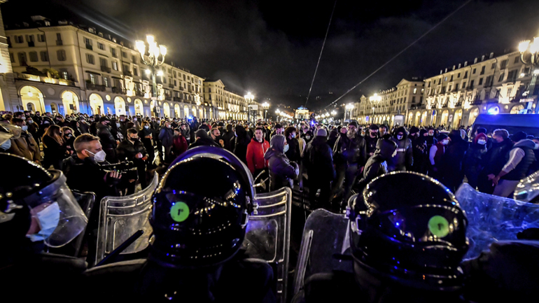 Ιταλία: Διαδηλώσεις σε Τορίνο, Μιλάνο και Νάπολη κατά των περιορισμών