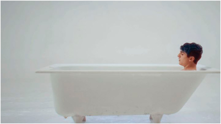 Νικόλας Βαρθακούρης: Ο γιος του Γιάννη Πάριου κυκλοφόρησε το πρώτο του τραγούδι