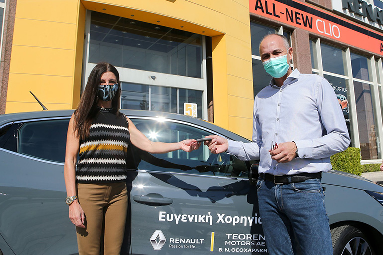 Ο Δήμαρχος Μεταμόρφωσης, Στράτος Σαραούδας παράλαβε τα κλειδιά του Renault Clio από την Αναπληρώτρια Διευθύνουσα Σύμβουλο της TEOREN MOTORS A.E. Ντένι Θεοχαράκη