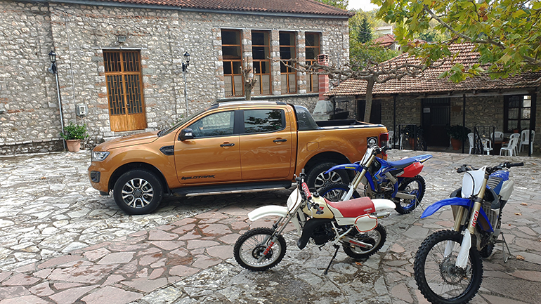 Ταξιδέψτε και ζήστε την κάθε στιγμή (στη φωτό το Ford Ranger Wildtrak με δύο Yamaha YZ450F και ένα YZ80 στο χωριό Διακόπι)
