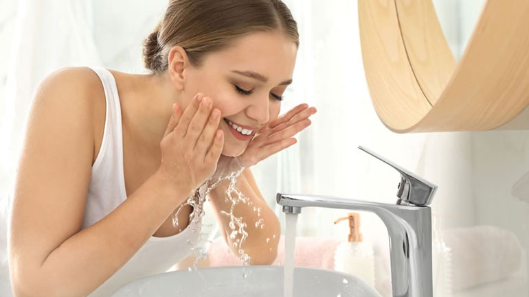 Day beauty routine: Με ποια σειρά εφαρμόζουμε τα προϊόντα περιποίησης της ημέρας