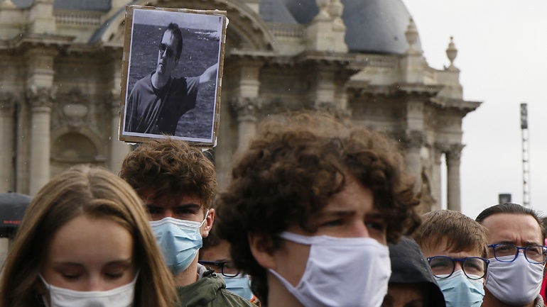 Μεγάλες διαδηλώσεις στη Γαλλία με αφορμή τον αποκεφαλισμό του Γάλλου δασκάλου