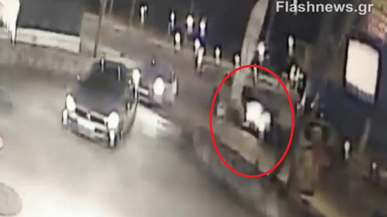 H στιγμή της σφοδρής σύγκρουσης δύο αυτοκινήτων έξω από το Πολυτεχνείο Κρήτης