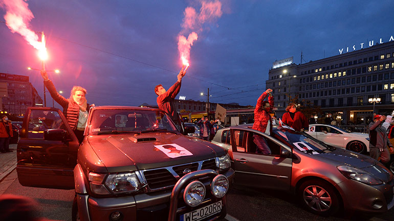 Χιλιάδες διαδηλωτές υπέρ του δικαιώματος στην άμβλωση έκλεισαν δρόμους σε πόλεις της Πολωνίας