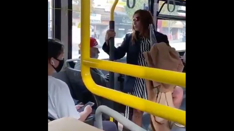 Γυναίκα φτύνει έναν επιβάτη σε λεωφορείο