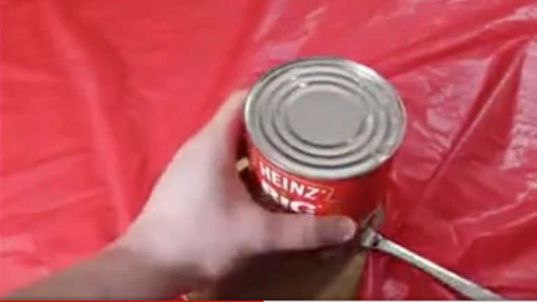 Ανοίγοντας μια κονσέρβα χωρίς ανοιχτήρι