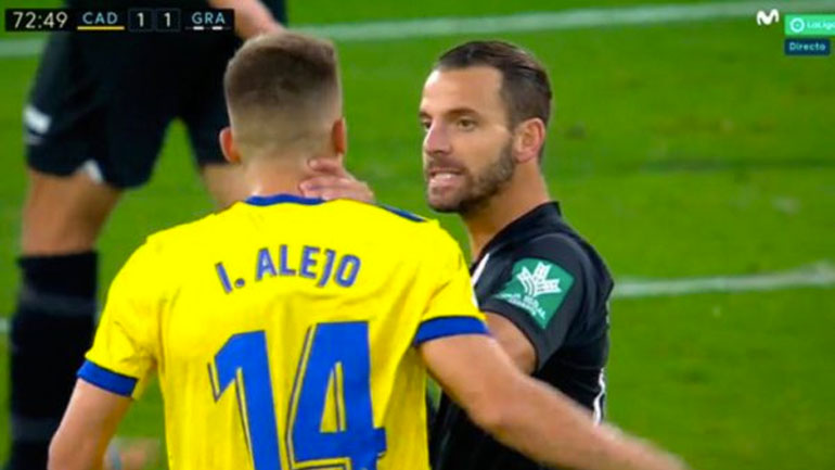 Viral: Παίκτης ποδοσφαίρου φεύγει με φορείο μετά από «τραυματισμό»