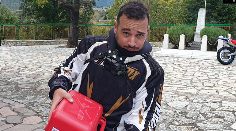 O Αποστόλης Μαρούσης φτιάχνει το μείγμα καυσίμου για το YZ80 και φουλάρει...