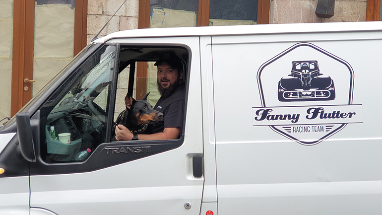 Στάση στην Αράχοβα παρέα με την.. Μπιάνκα, το ντόπερμαν της παρέας!