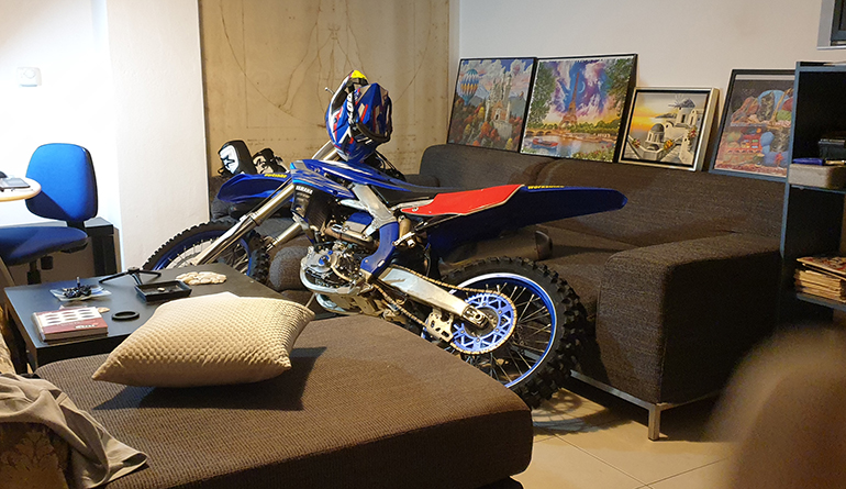 Το προηγούμενο βράδυ πριν την εκδρομή το ιαπωνικό "παιχνίδι" ξεκουράστηκε στον καναπέ...