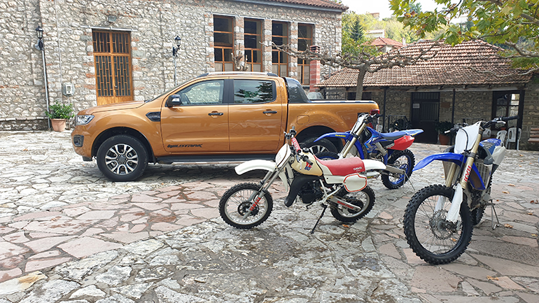 Το Ford Ranger Wildtrak με τα Yamaha YZ450F MY2021, YZ450F MY 2016 και YZ80 ΜΥ 1987 στην κεντρική πλατεία του χωριού Διακόπι