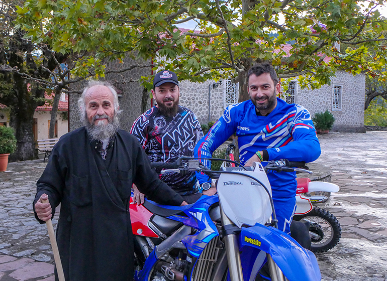 Ο Πατέρας Ανδρέας που είναι και ο παππάς του χωριού, μας έδωσε τις ευλογίες του και μας προέτρεψε να προσέχουμε πάντα όταν οδηγούμε μοτοσικλέτες (στη φωτό και ο Δήμος Αρχοντούλης)