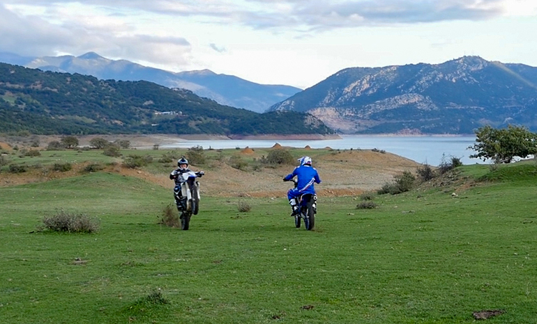 Πολύ παιχνλιδι δίπλα στην λίμνη Μόρνου