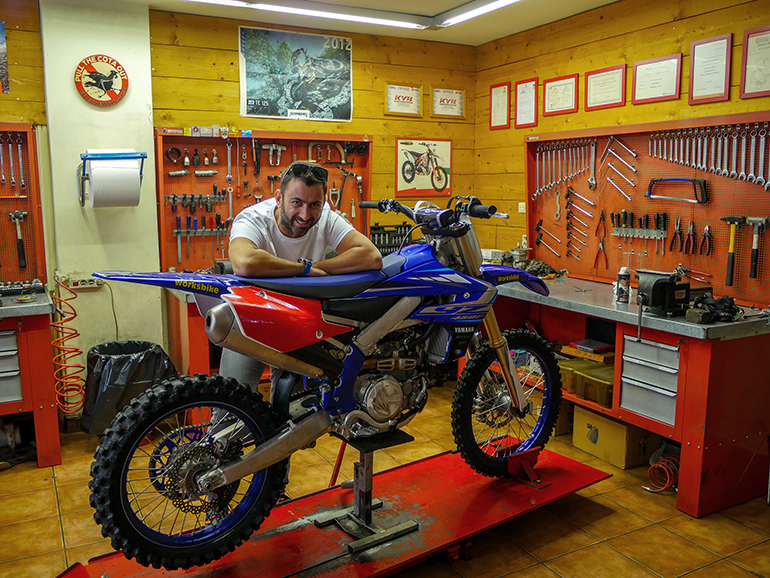 Την Yamaha YZ450F την... φορτώσαμε από το κατάστημα Worksbike του Δημήτρη Χελιώτη ο οποίος είναι ο επικεφαλής της αγωνιστικής ομάδας της Yamaha στην Ελλάδα...