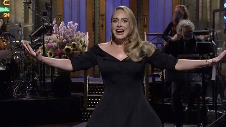 Η Adele στο Saturday Night Live – Η νέα της εντυπωσιακή εμφάνιση και το χιούμορ για την απώλεια των κιλών