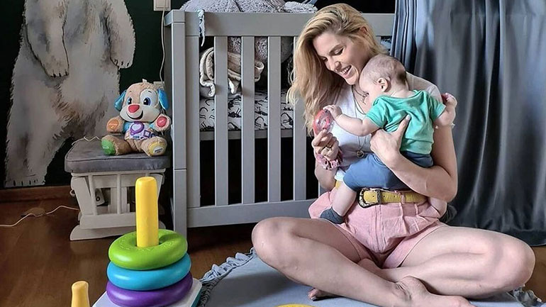 Η Μαντώ Γαστεράτου εξομολογείται: «Δεν αγάπησα τον γιο μου από την πρώτη στιγμή»