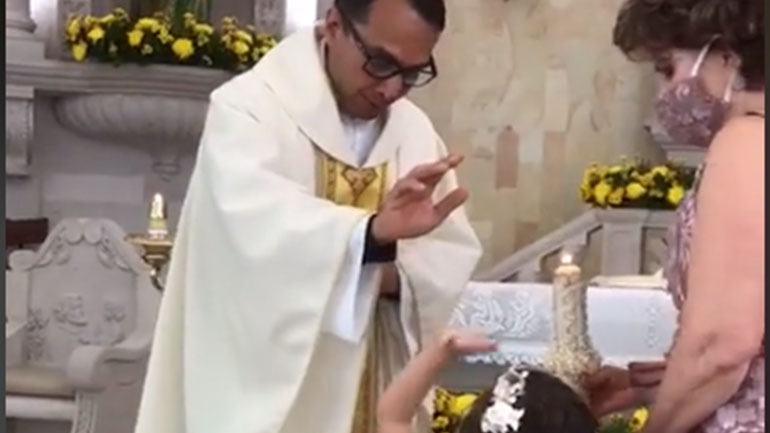 Ιερέας ευλογεί κοριτσάκι και εκείνο του κάνει high five