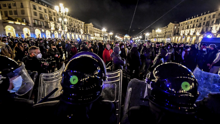 Νέα ένταση στην Ρώμη: Η αστυνομία με αντλίες διέλυσε διαδήλωση νεοφασιστών