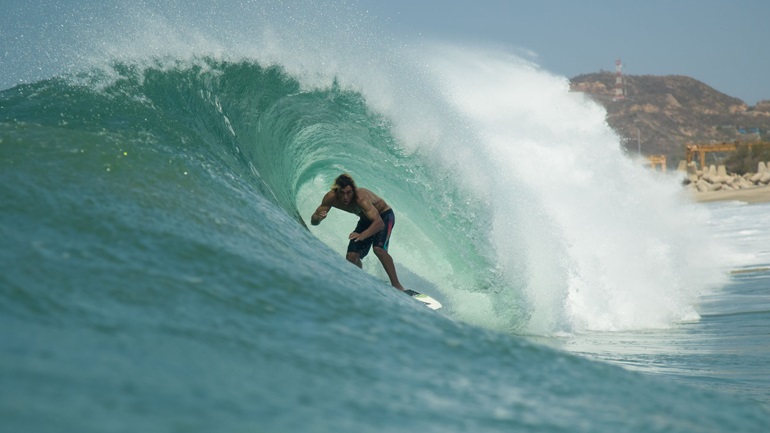 Τραγωδία στη Ρόδο: Τους παρέσυραν οι άνεμοι στα βράχια ενώ έκαναν σερφ – Δύο νεκροί