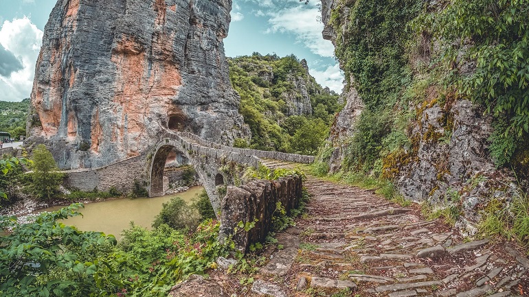 «Βούλιαξαν» το Ζαγόρι, τα Τζουμέρκα και η Κόνιτσα από εκδρομείς