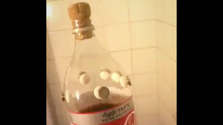 Μπουκάλι Coca Cola + Mentos σε μια τουαλέτα