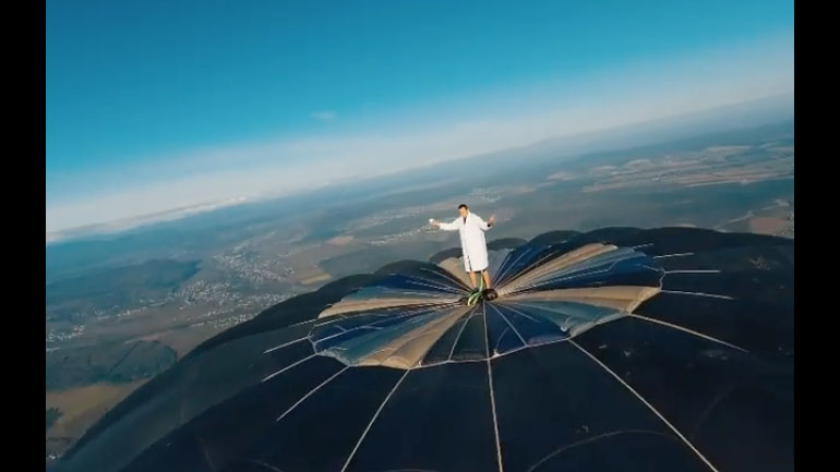 Πίνει καφέ πάνω σε αερόστατο