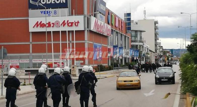 Πάτρα: Επιτέθηκαν σε όχημα με ελληνικές σημαίες – Παρέμβαση των ΜΑΤ και αποκλεισμός δρόμων