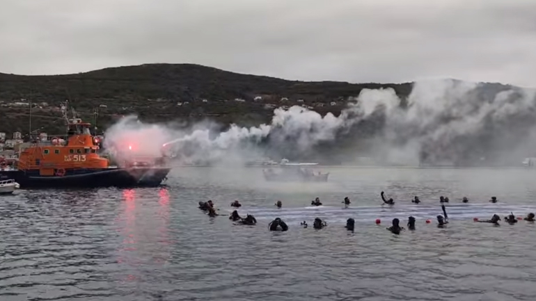 Ελληνική σημαία 105 τετραγωνικών σκέπασε τη θάλασσα της Σάμου