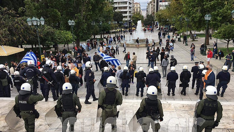 Σε συλλήψεις μετατράπηκαν οι προσαγωγές στο Σύνταγμα – 16 πρόστιμα για μη χρήση μάσκας
