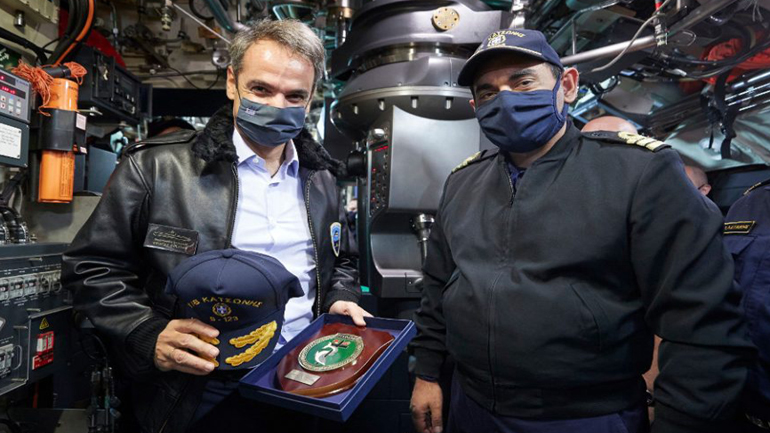 Ο Μητσοτάκης επισκέφτηκε το υποβρύχιο «Κατσώνης» στη βάση της Σούδας