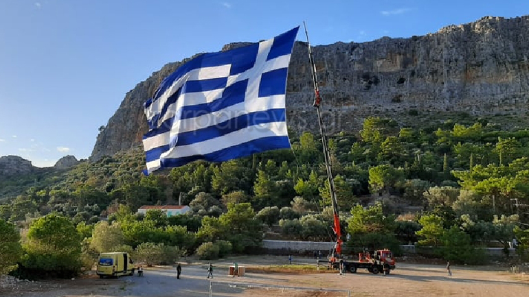 Κρητικός ύψωσε τη μεγαλύτερη Ελληνική σημαία στο Καστελόριζο