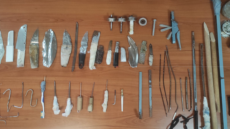 Ναρκωτικά, μαχαίρια, σουβλιά και αλκοόλ στις φυλακές Τρικάλων