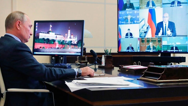 Στη Ρωσία δεν μπορεί να κυκλοφορήσει έντυπο παρόμοιο με τη γαλλική σατιρική εφημερίδα Charlie Hebdo, λέει το Κρεμλίνο