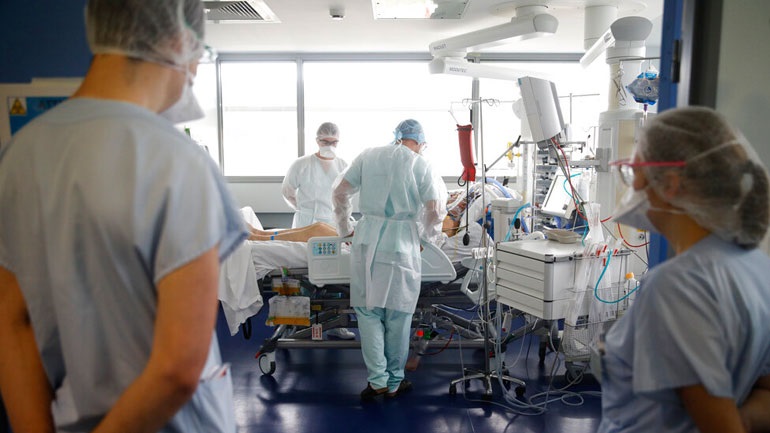 Νέο αρνητικό ρεκόρ στη Γαλλία με σχεδόν 50.000 κρούσματα Covid-19 σε 24 ώρες