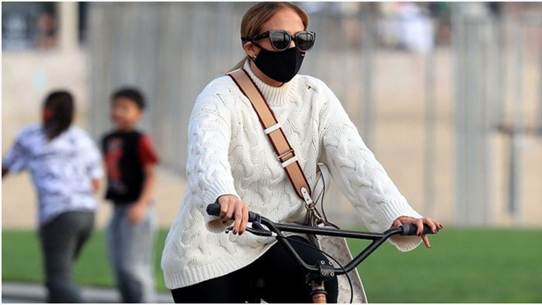 H Jennifer Lopez προτρέπει τους Αμερικανούς να ψηφίσουν με τον πιο stylish τρόπο