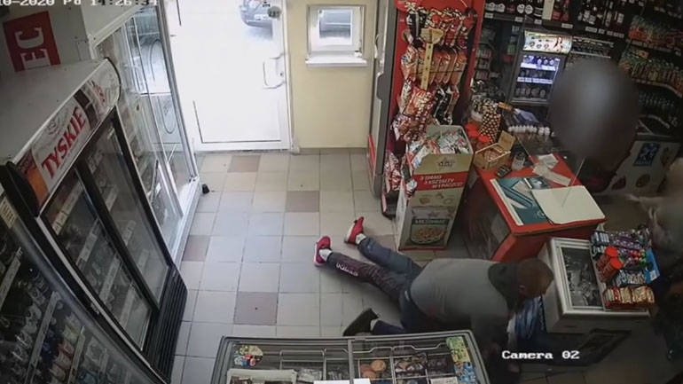Ιδιοκτήτης καταστήματος ακινητοποιεί οπλισμένο ληστή