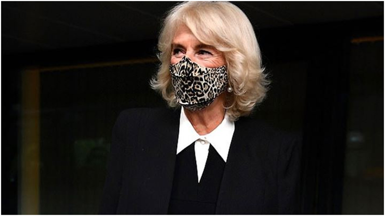 H stylish εμφάνιση της Camilla Parker Bowles με animal print μάσκα προστασίας