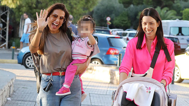 Ελένη Χατζίδου: Βόλτα με τη μικρή Μελίτα στα νότια προάστια