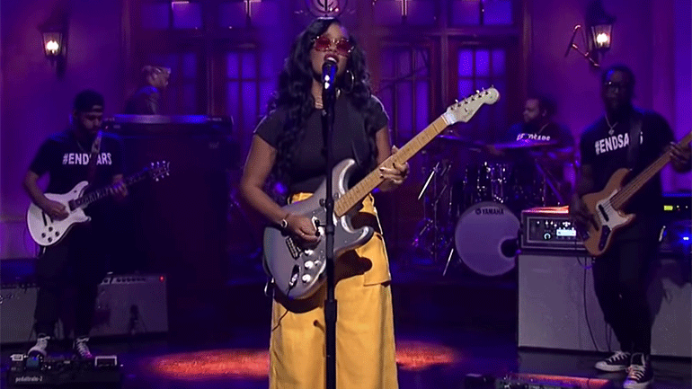 Η τραγουδίστρια H.E.R. προωθεί το κίνημα #ENDSARS