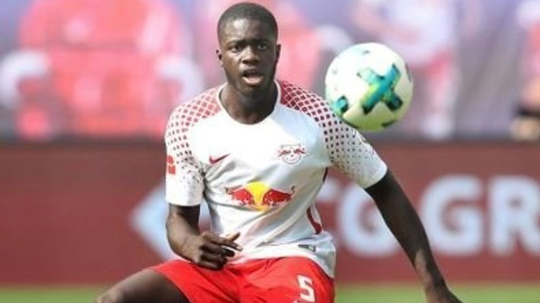 Μάντσεστερ Γιουνάιτεντ: Ετοιμάζει νέα πρόταση για τον Ουπαμεκανό